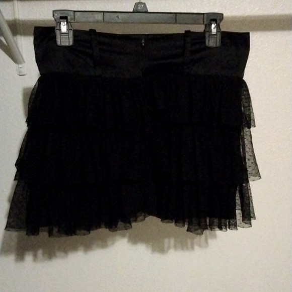 PAPAYA SHELL Black 3 layered meashed short skirt. - Picture 3 of 8